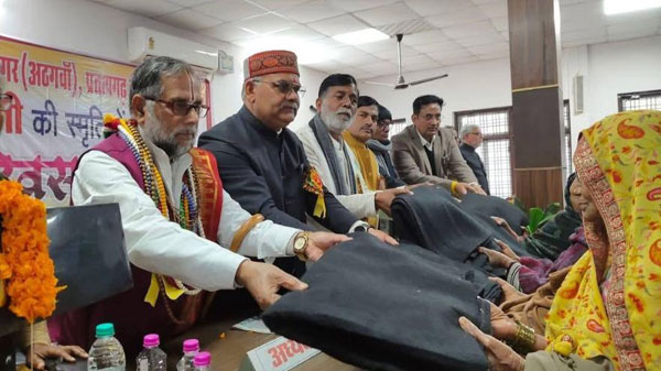 श्रीहर्ष पाण्डेय की स्मृति में अधिवक्ता और पत्रकारों का हुआ सम्मान, कंबल भी बांटा