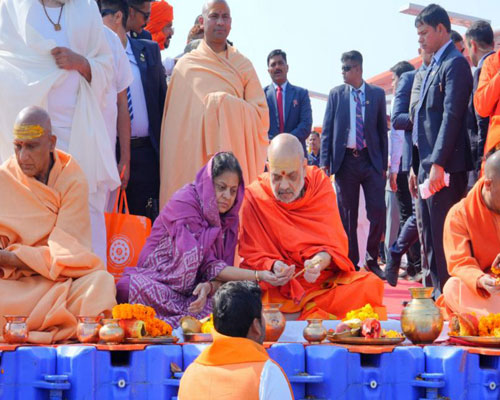 अमित शाह ने गंगा में लगाई डुबकी, संतों का लिया आशीर्वाद