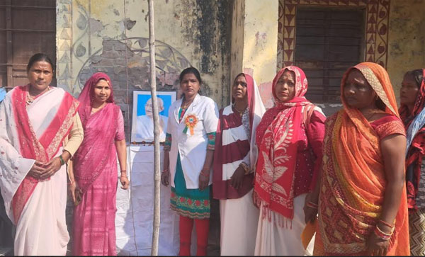 सुल्तानपुर उपकेंद्र पर एएनएम रीता देवी ने ध्वजारोहण कर स्वतंत्रता सेनानियों को किया नमन