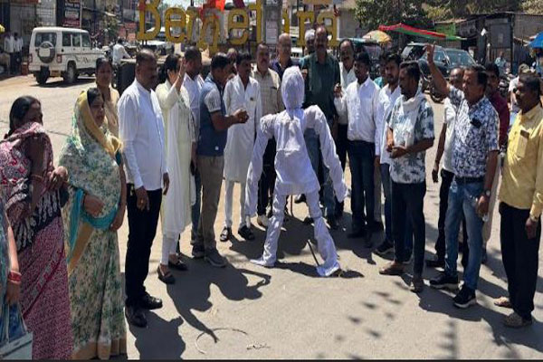 भूपेश के घर छापे के विरोध में कांग्रेस कार्यकर्ताओं ने प्रदेश भर में फूंका केंद्र सरकार और ईडी का पुतला