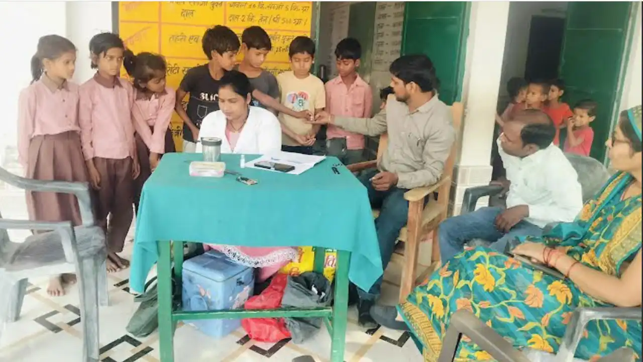 बोर्रा गांव में एनएम ने स्कूलों में भ्रमण कर लगाया टीडी का टीका