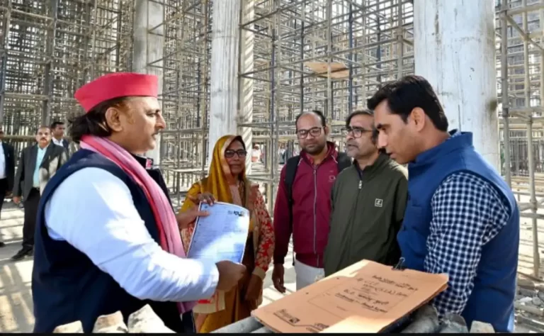 अखिलेश यादव ने भरा मतदाता पुनरीक्षण प्रपत्र