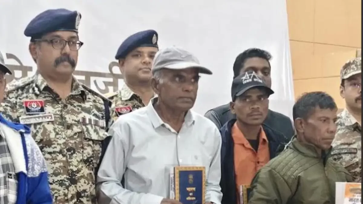 छत्तीसगढ़ में दादा समेत 10 कैडर नक्सलियों ने किया सरेंडर