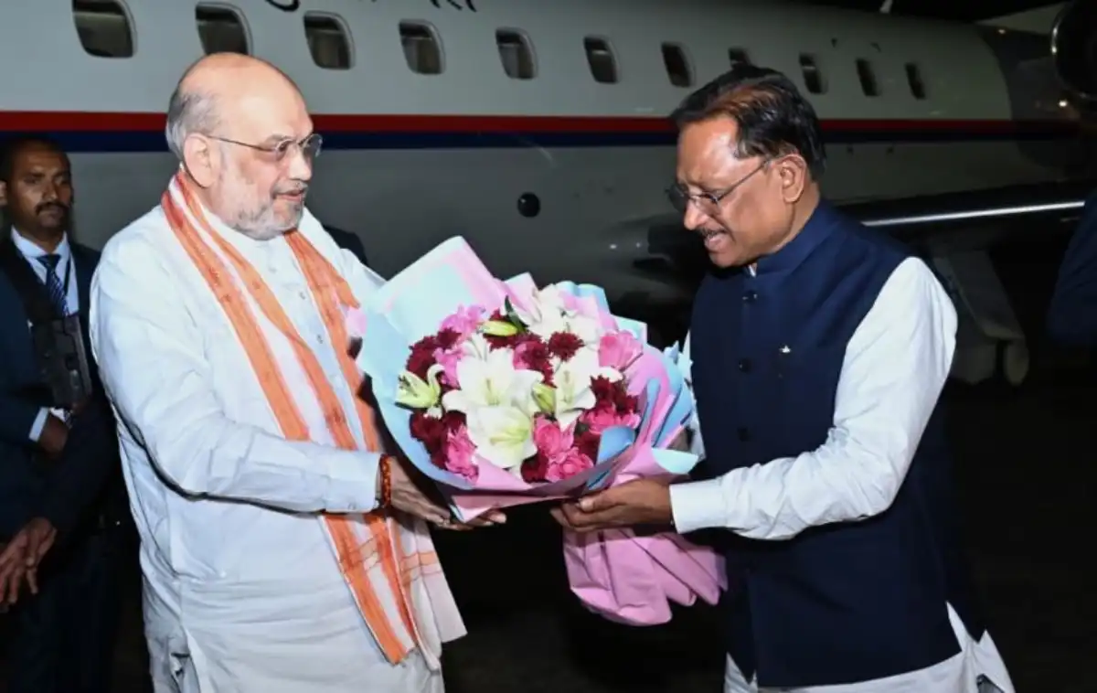 रायपुर पहुंचे शाह का सीएम साय ने संस्कृत श्लोक से किया स्वागत