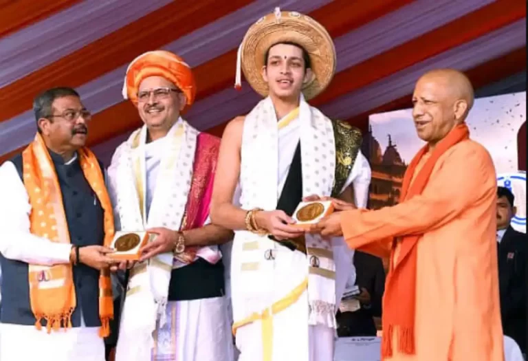 महेश रेखे और उनके पिता का का सीएम योगी ने किया अभिनंदन