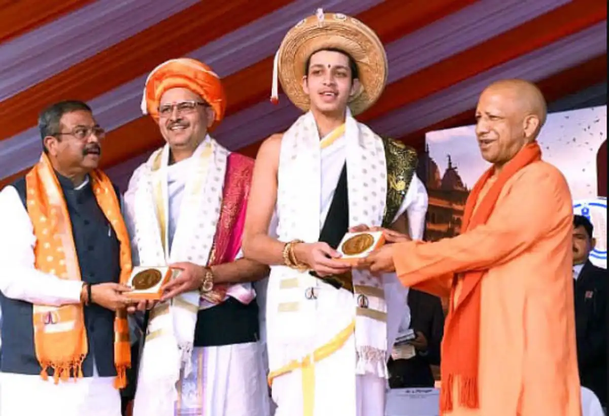 महेश रेखे और उनके पिता का का सीएम योगी ने किया अभिनंदन