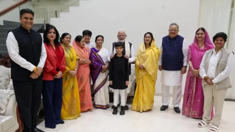 डॉ. रमन सिंह परिवार से मिले पीएम मोदी, बच्चों को दुलारा