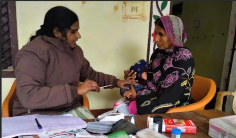 बोर्रा गांव में बच्चों व गर्भवती महिलाओं को लगे टीके
