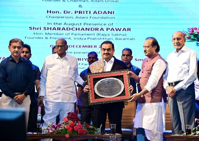 पवार बंधुओं ने किया गौतम अडानी का अभिनंदन