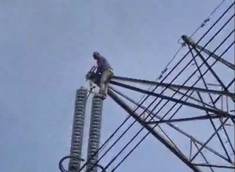 टोकन न मिलने से नाराज किसान हाई-वोल्टेज टावर पर चढ़ा
