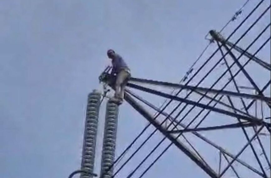 टोकन न मिलने से नाराज किसान हाई-वोल्टेज टावर पर चढ़ा