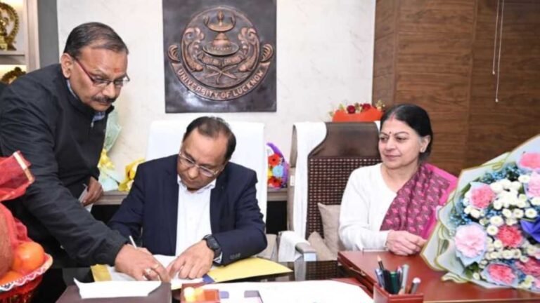 लखनऊ विश्वविद्यालय के कुलपति का पदभार ग्रणह करते प्रो. जे.पी. सैनी