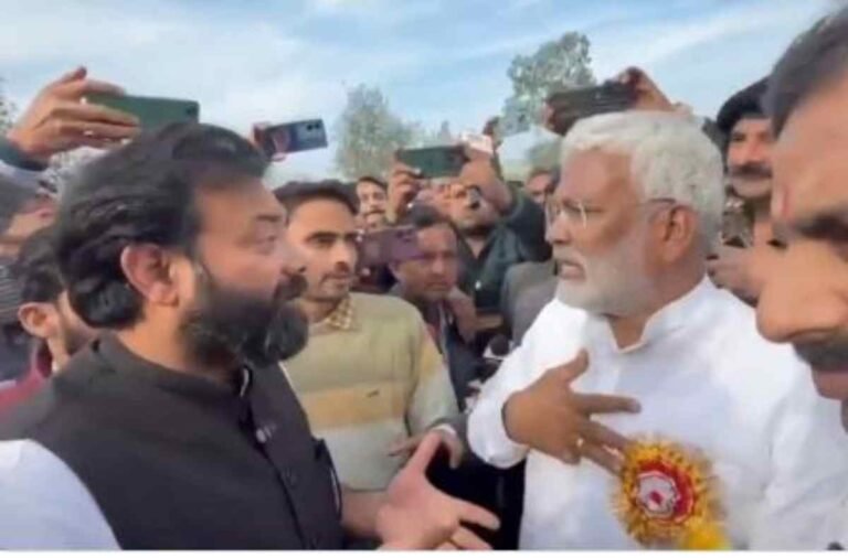 योगी के मंत्री स्वतंत्र देव को चरखारी के विधायक ने सरेराह घेरा, तीखी बहस भी की