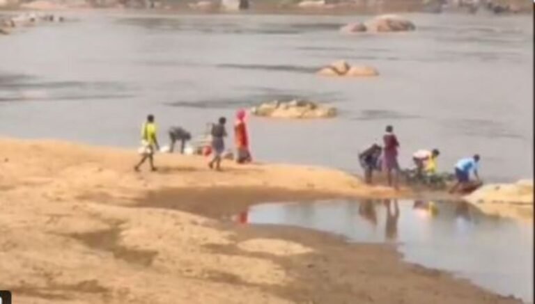 इंद्रावती नदी में यात्रियों से भरी नाव पलटी