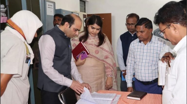 प्रतापगढ़ में डीएम पहुंचे सदर तहसील, कोर्ट की पत्रावलियों में मिली अनियमितता