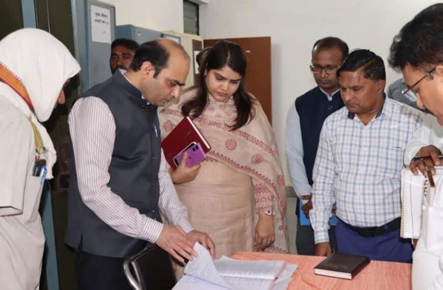 प्रतापगढ़ में डीएम पहुंचे सदर तहसील, कोर्ट की पत्रावलियों में मिली अनियमितता