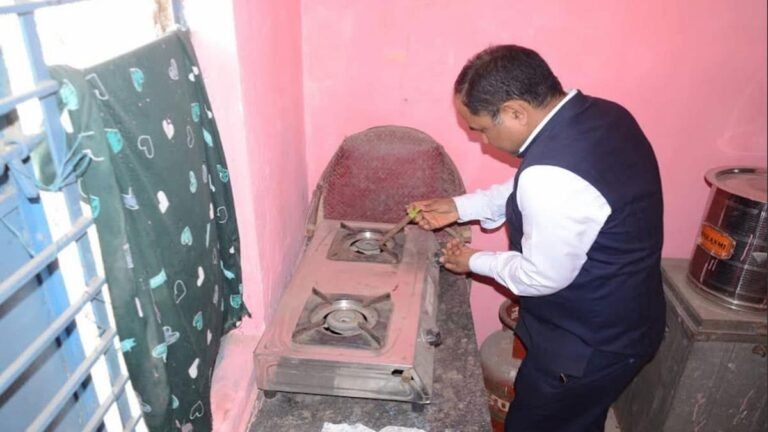 मंदिर हसौद के आंगनबाड़ी केंद्र 06 को देख भड़के कलेक्टर