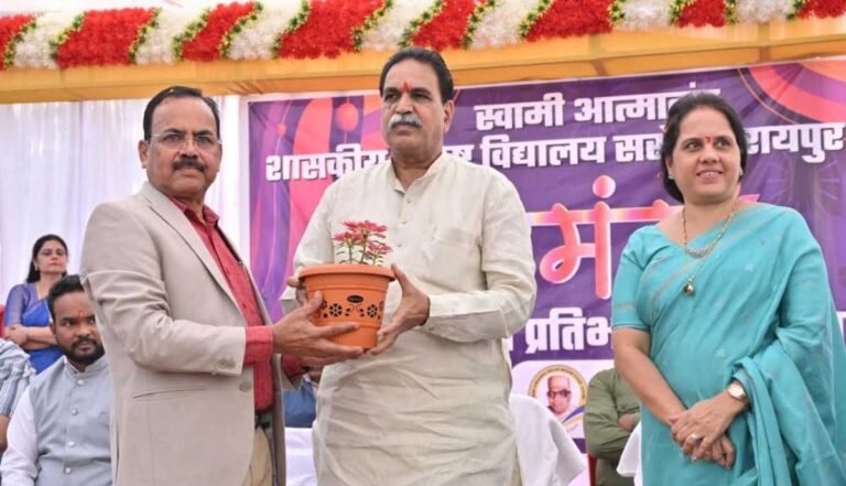 स्वामी आत्मानंद विद्यालय, सरोना ने मेधावी बच्चों को किया पुरस्कृत