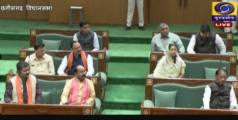अधिकारी दीर्घा में अफसरों की अनुपस्थिति पर छत्तीसगढ़ विधानसभा में हंगामा
