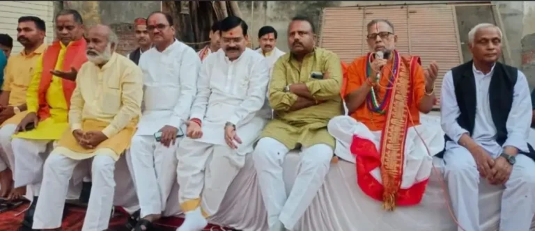 गोपाल मंदिर परिसर में होली मिलन एवं महामूर्ख सम्मेलन