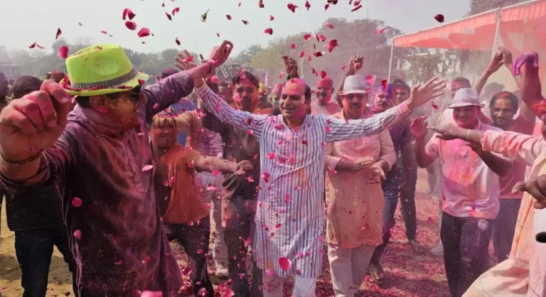 प्रतापगढ़ पुलिस लाइन में उड़े अबीर-गुलाल