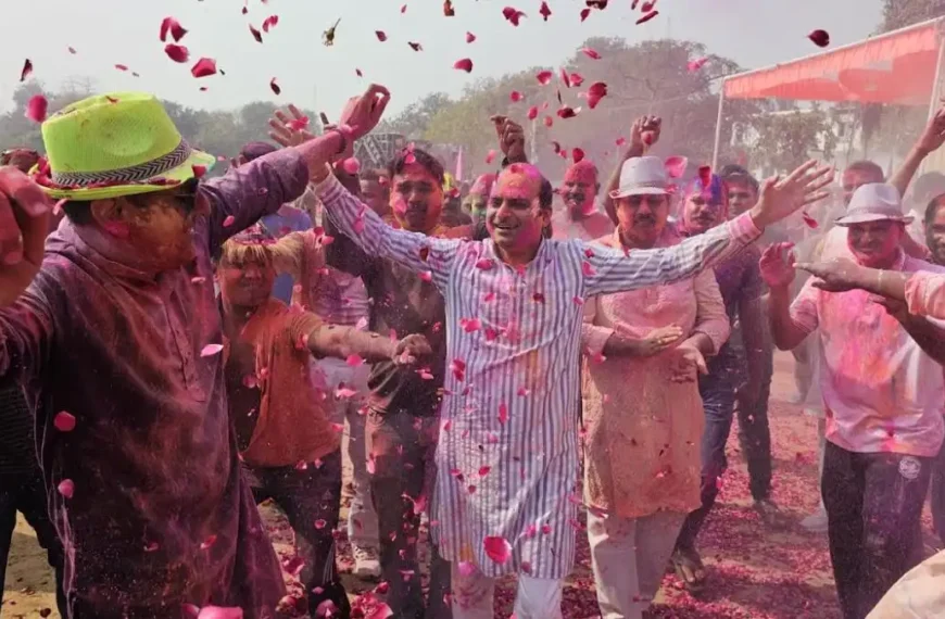 प्रतापगढ़ पुलिस लाइन में उड़े अबीर-गुलाल