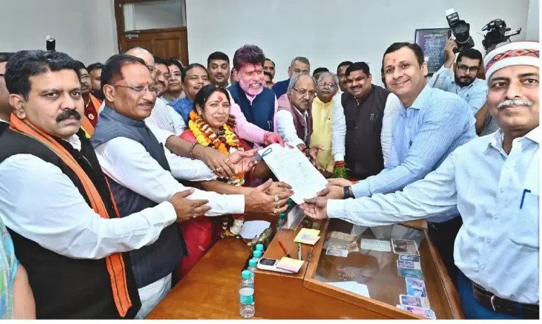 लक्ष्मी वर्मा ने किया नामांकन