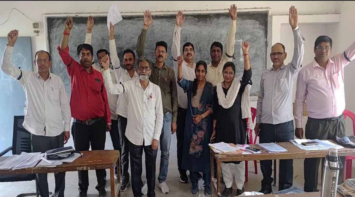 प्रतापगढ़ में कर्मचारियों ने 1 अप्रैल को मनाया काला दिवस, एनपीएस और टीईटी का किया विरोध