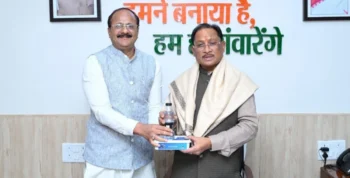 हज कमेटी अध्यक्ष ने मुख्यमंत्री को दिया उपहार