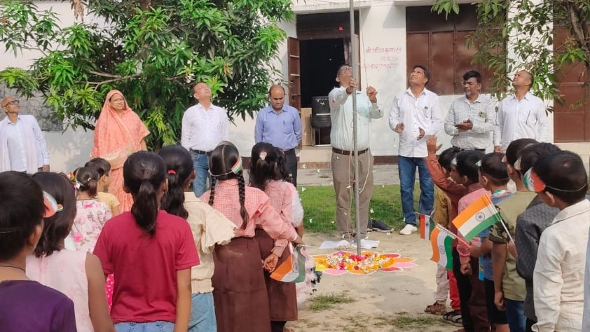 बीआरसी संडिला में बीईओ ने किया ध्वजारोहण