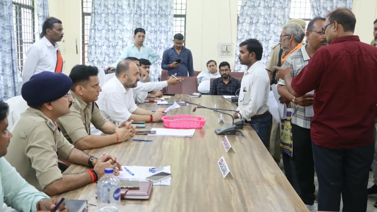शिकायतों के निस्तारण में लापरवाही पर फटकारे गए लेखपाल