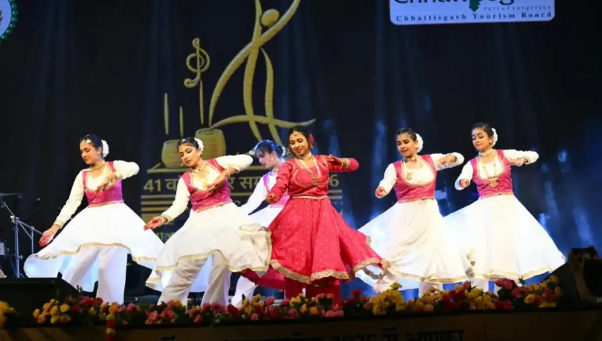 रायगढ़, 20 सितंबर 2026। सेवा, जनकल्याण और सामाजिक जिम्मेदारी का संदेश लोगों तक सहज और प्रभावी तरीके से पहुंचाने के लिए रायगढ़ के अम्बेडकर चौक में नुक्कड़ नाटक का आयोजन किया गया। ‘नमो सेवा अनकही कहानियां’ के तहत आयोजित इस प्रस्तुति में कलाकारों ने आम लोगों के जीवन से जुड़े विषयों को रोचक अंदाज में प्रस्तुत करते हुए सेवा के महत्व को सामने रखा। नुक्कड़ नाटक देखने के लिए अम्बेडकर चौक पर लोगों की मौजूदगी रही और दर्शकों ने कलाकारों की प्रस्तुति को रुचि के साथ देखा। कलाकारों ने अपने अभिनय और संवादों के माध्यम से यह संदेश दिया कि समाज के प्रति जिम्मेदारी निभाना केवल किसी एक व्यक्ति या संस्था का दायित्व नहीं, बल्कि सामूहिक भागीदारी से सामाजिक बदलाव की राह मजबूत होती है। आम बोलचाल की भाषा और प्रभावी प्रस्तुति के जरिए सेवा एवं जनकल्याण से जुड़े संदेशों को लोगों तक पहुंचाया गया। कार्यक्रम का उद्देश्य सेवा और जनकल्याण से जुड़े विचारों को जनसामान्य तक सहज माध्यम से पहुंचाना और सामाजिक सहभागिता के प्रति जागरूकता बढ़ाना रहा। नुक्कड़ नाटक जैसे जनसंचार के माध्यम से लोगों को सीधे जोड़ने का प्रयास किया गया। इस अवसर पर डिप्टी कलेक्टर सुश्री शिल्पा भगत सहित संबंधित अधिकारी मौजूद रहे। कार्यक्रम के दौरान कलाकारों ने अपनी प्रस्तुति के माध्यम से सेवा के भाव को जन-जन तक पहुंचाने का संदेश दिया।