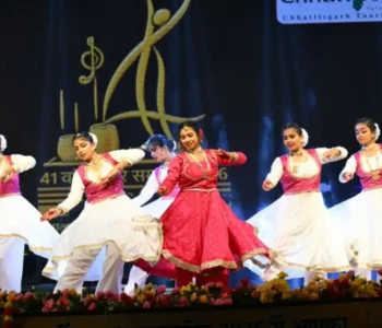 रायगढ़, 20 सितंबर 2026। सेवा, जनकल्याण और सामाजिक जिम्मेदारी का संदेश लोगों तक सहज और प्रभावी तरीके से पहुंचाने के लिए रायगढ़ के अम्बेडकर चौक में नुक्कड़ नाटक का आयोजन किया गया। ‘नमो सेवा अनकही कहानियां’ के तहत आयोजित इस प्रस्तुति में कलाकारों ने आम लोगों के जीवन से जुड़े विषयों को रोचक अंदाज में प्रस्तुत करते हुए सेवा के महत्व को सामने रखा। नुक्कड़ नाटक देखने के लिए अम्बेडकर चौक पर लोगों की मौजूदगी रही और दर्शकों ने कलाकारों की प्रस्तुति को रुचि के साथ देखा। कलाकारों ने अपने अभिनय और संवादों के माध्यम से यह संदेश दिया कि समाज के प्रति जिम्मेदारी निभाना केवल किसी एक व्यक्ति या संस्था का दायित्व नहीं, बल्कि सामूहिक भागीदारी से सामाजिक बदलाव की राह मजबूत होती है। आम बोलचाल की भाषा और प्रभावी प्रस्तुति के जरिए सेवा एवं जनकल्याण से जुड़े संदेशों को लोगों तक पहुंचाया गया। कार्यक्रम का उद्देश्य सेवा और जनकल्याण से जुड़े विचारों को जनसामान्य तक सहज माध्यम से पहुंचाना और सामाजिक सहभागिता के प्रति जागरूकता बढ़ाना रहा। नुक्कड़ नाटक जैसे जनसंचार के माध्यम से लोगों को सीधे जोड़ने का प्रयास किया गया। इस अवसर पर डिप्टी कलेक्टर सुश्री शिल्पा भगत सहित संबंधित अधिकारी मौजूद रहे। कार्यक्रम के दौरान कलाकारों ने अपनी प्रस्तुति के माध्यम से सेवा के भाव को जन-जन तक पहुंचाने का संदेश दिया।