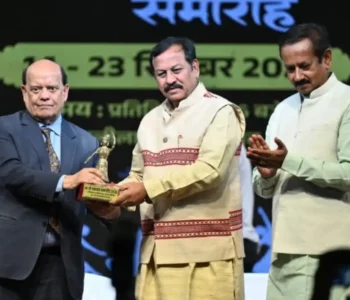 रायगढ़, 20 सितंबर 2026। रायगढ़ जिले में आयोजित 41वें अंतर्राष्ट्रीय ख्याति प्राप्त चक्रधर समारोह की छठवीं सांस्कृतिक संध्या का शुभारंभ दुर्ग लोकसभा सांसद श्री विजय बघेल ने दीप प्रज्वलन कर किया। समारोह में पहुंचने से पहले उन्होंने रामलीला मैदान परिसर में भगवान गणेश की पूजा-अर्चना कर प्रदेशवासियों की सुख-समृद्धि एवं खुशहाली की कामना की। उन्होंने महाराजा चक्रधर की छायाचित्र पर पुष्प अर्पित कर नमन किया। इस अवसर पर उन्होंने समारोह में शामिल कलाकारों एवं प्रतिभागियों को स्मृति चिन्ह प्रदान कर सम्मानित किया। समारोह को संबोधित करते हुए सांसद श्री विजय बघेल ने कहा कि चक्रधर समारोह में शामिल होना उनके लिए पहला अवसर है। उन्होंने कहा कि महाराजा चक्रधर सिंह ने संगीत, संस्कृति, परंपरा और कलाकारों को एक सूत्र में पिरोने का महत्वपूर्ण कार्य किया। उनके प्रयासों से कला और संस्कृति को नई पहचान मिली तथा कलाकारों को अपनी प्रतिभा प्रस्तुत करने का सशक्त मंच मिला। उन्होंने कहा कि चक्रधर समारोह आज चार दशक से अधिक समय से निरंतर कला और संस्कृति की परंपरा को आगे बढ़ा रहा है। देश के विभिन्न राज्यों से आने वाले कलाकार अपनी-अपनी लोक एवं शास्त्रीय कलाओं के माध्यम से भारत की विविध सांस्कृतिक विरासत को एक मंच पर प्रस्तुत करते हैं। अलग-अलग भाषा, बोली, खान-पान और परंपराओं के बावजूद कला और संस्कृति देशवासियों को एक सूत्र में जोड़ने का कार्य करती है। सांसद श्री बघेल ने महाराजा चक्रधर सिंह के वंशज एवं समारोह से जुड़े परिवार तथा आयोजन समिति को इस सांस्कृतिक परंपरा को निरंतर आगे बढ़ाने के लिए बधाई एवं शुभकामनाएं दीं। उन्होंने देश के विभिन्न राज्यों से पहुंचे कलाकारों, कवियों, पत्रकारों एवं समारोह में उपस्थित कला प्रेमियों का छत्तीसगढ़ की पावन धरती पर स्वागत किया। इस दौरान सांसद विजय बघेल ने छत्तीसगढ़ के लोकप्रिय गीत ‘मोर संग चलो रे’ के मधुर स्वर के माध्यम से उपस्थित जनसमुदाय को विकसित भारत-2047 के संकल्प को साकार करने के लिए मिलजुलकर आगे बढ़ने का संदेश दिया। इस अवसर पर राज्यसभा सांसद देवेंद्र प्रताप सिंह, उर्वशी देवी सिंह, वरिष्ठ पुलिस अधीक्षक शशिमोहन सिंह, स्थानीय जनप्रतिनिधि, गणमान्य नागरिक और हजारों की संख्या में लोग मौजूद रहे।