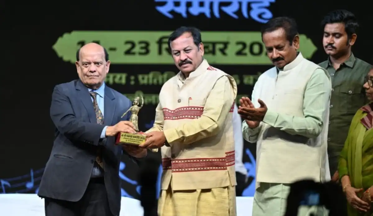 रायगढ़, 20 सितंबर 2026। रायगढ़ जिले में आयोजित 41वें अंतर्राष्ट्रीय ख्याति प्राप्त चक्रधर समारोह की छठवीं सांस्कृतिक संध्या का शुभारंभ दुर्ग लोकसभा सांसद श्री विजय बघेल ने दीप प्रज्वलन कर किया। समारोह में पहुंचने से पहले उन्होंने रामलीला मैदान परिसर में भगवान गणेश की पूजा-अर्चना कर प्रदेशवासियों की सुख-समृद्धि एवं खुशहाली की कामना की। उन्होंने महाराजा चक्रधर की छायाचित्र पर पुष्प अर्पित कर नमन किया। इस अवसर पर उन्होंने समारोह में शामिल कलाकारों एवं प्रतिभागियों को स्मृति चिन्ह प्रदान कर सम्मानित किया। समारोह को संबोधित करते हुए सांसद श्री विजय बघेल ने कहा कि चक्रधर समारोह में शामिल होना उनके लिए पहला अवसर है। उन्होंने कहा कि महाराजा चक्रधर सिंह ने संगीत, संस्कृति, परंपरा और कलाकारों को एक सूत्र में पिरोने का महत्वपूर्ण कार्य किया। उनके प्रयासों से कला और संस्कृति को नई पहचान मिली तथा कलाकारों को अपनी प्रतिभा प्रस्तुत करने का सशक्त मंच मिला। उन्होंने कहा कि चक्रधर समारोह आज चार दशक से अधिक समय से निरंतर कला और संस्कृति की परंपरा को आगे बढ़ा रहा है। देश के विभिन्न राज्यों से आने वाले कलाकार अपनी-अपनी लोक एवं शास्त्रीय कलाओं के माध्यम से भारत की विविध सांस्कृतिक विरासत को एक मंच पर प्रस्तुत करते हैं। अलग-अलग भाषा, बोली, खान-पान और परंपराओं के बावजूद कला और संस्कृति देशवासियों को एक सूत्र में जोड़ने का कार्य करती है। सांसद श्री बघेल ने महाराजा चक्रधर सिंह के वंशज एवं समारोह से जुड़े परिवार तथा आयोजन समिति को इस सांस्कृतिक परंपरा को निरंतर आगे बढ़ाने के लिए बधाई एवं शुभकामनाएं दीं। उन्होंने देश के विभिन्न राज्यों से पहुंचे कलाकारों, कवियों, पत्रकारों एवं समारोह में उपस्थित कला प्रेमियों का छत्तीसगढ़ की पावन धरती पर स्वागत किया। इस दौरान सांसद विजय बघेल ने छत्तीसगढ़ के लोकप्रिय गीत ‘मोर संग चलो रे’ के मधुर स्वर के माध्यम से उपस्थित जनसमुदाय को विकसित भारत-2047 के संकल्प को साकार करने के लिए मिलजुलकर आगे बढ़ने का संदेश दिया। इस अवसर पर राज्यसभा सांसद देवेंद्र प्रताप सिंह, उर्वशी देवी सिंह, वरिष्ठ पुलिस अधीक्षक शशिमोहन सिंह, स्थानीय जनप्रतिनिधि, गणमान्य नागरिक और हजारों की संख्या में लोग मौजूद रहे।