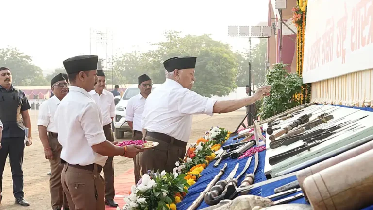 विजयादशमी समारोह में संघ प्रमुख मोहन भागवत ने की शस्त्र पूजा
